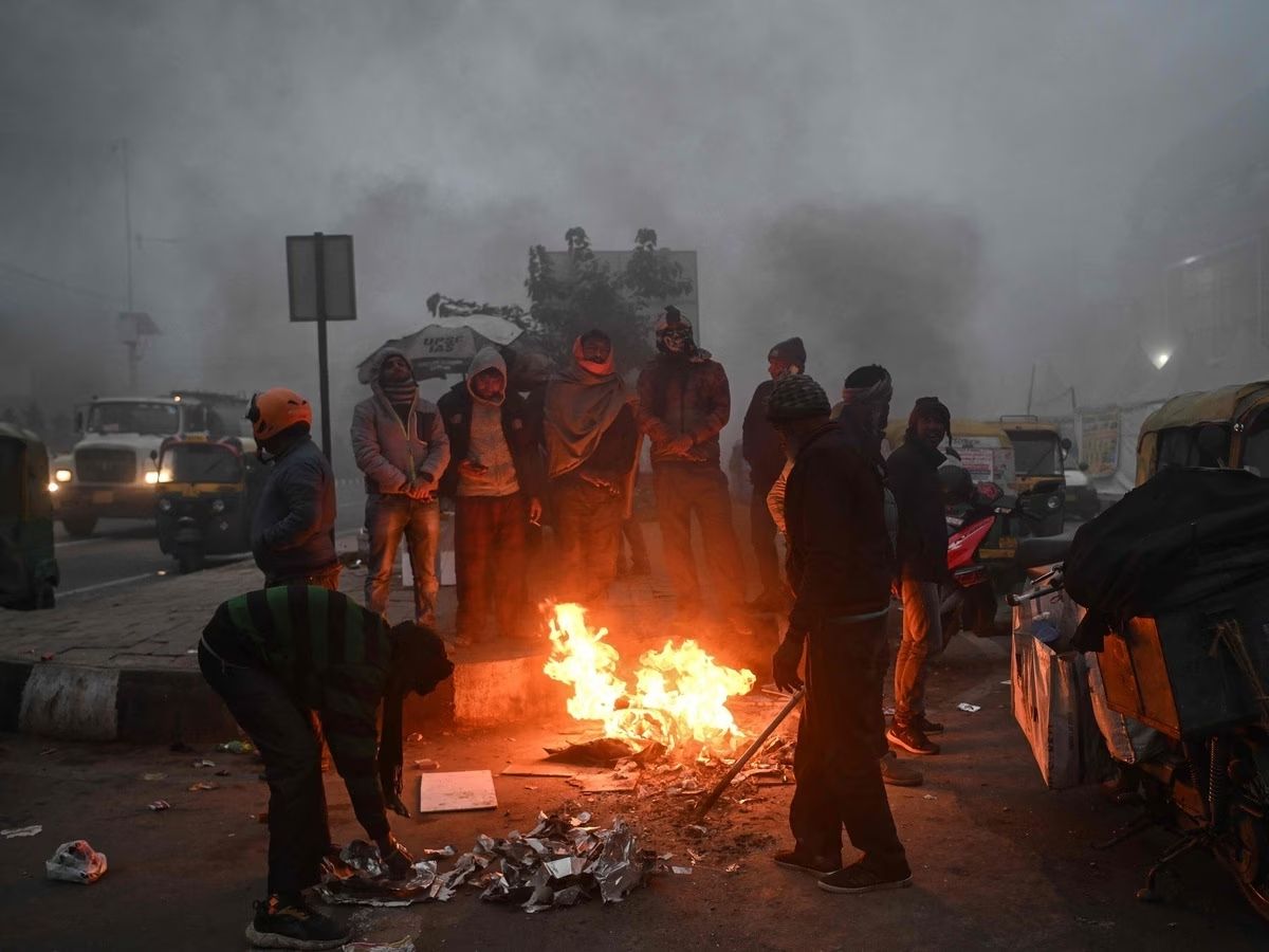 Delhi-NCR Weather: घने कोहरे की चादर में लिपटा दिल्ली-NCR, सड़के हुई गुम…ठंड से लोगों की हालत खराब! - Photo Gallery