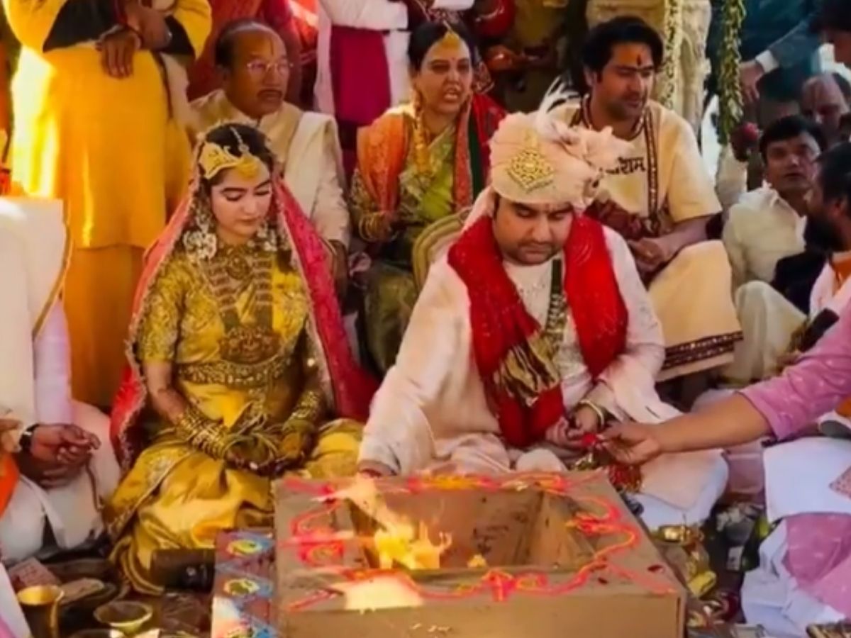 Indresh Maharaj Wedding: सुनहरे रंग की साड़ी में क्या खूब दिखीं इंद्रेश महाराज की पत्नी, यहां देखें शादी की खूबसूरत तस्वीरें - Photo Gallery