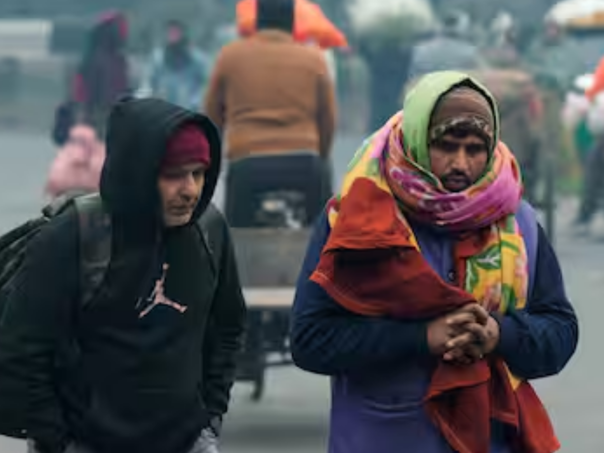 Delhi Weather: दिल्ली-NCR में ठंड का कहर, घने कोहरे ने बढ़ाई दिल्लीवालों की मुसीबतें; कैसा रहेगा आज का मौसम? - Photo Gallery