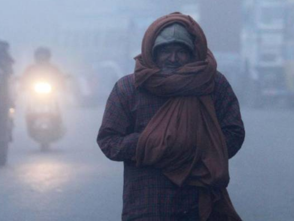Delhi Weather: दिल्ली-NCR में ठंड का कहर, घने कोहरे ने बढ़ाई दिल्लीवालों की मुसीबतें; कैसा रहेगा आज का मौसम? - Photo Gallery