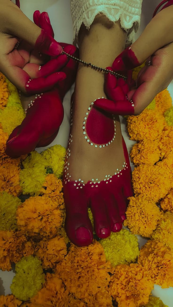 Alta: अविवाहित लड़कियां आलता लगाते समय एड़ियां क्यों नहीं मिलातीं? जानें इसके पीछे का रहस्य - Photo Gallery