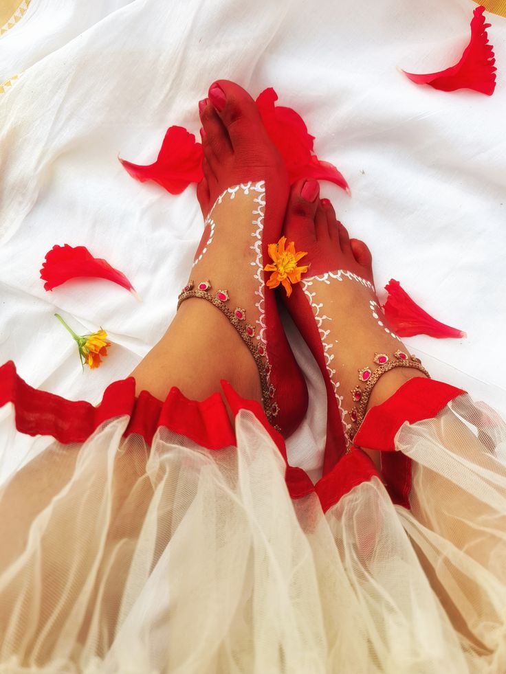 Alta: अविवाहित लड़कियां आलता लगाते समय एड़ियां क्यों नहीं मिलातीं? जानें इसके पीछे का रहस्य - Photo Gallery