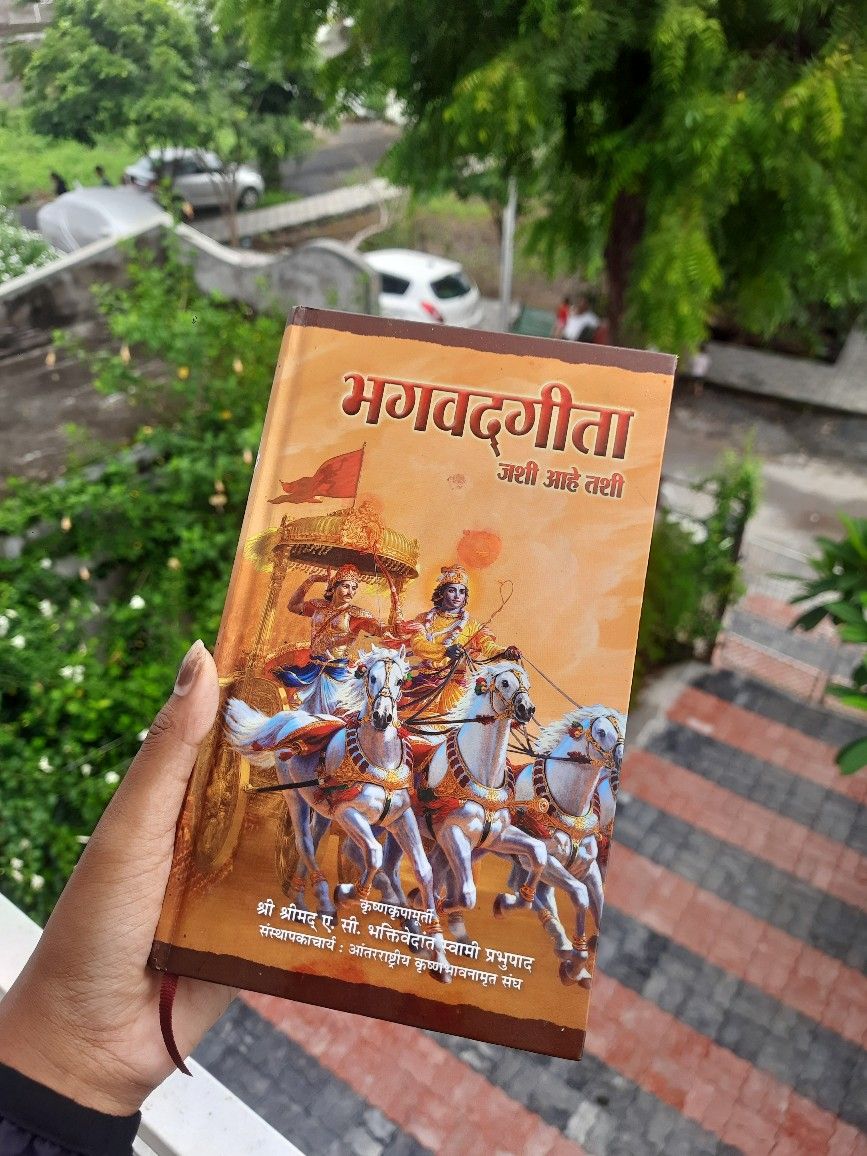 Bhagavad Gita: तोहफ़े में भगवद गीता देने का अर्थ, जानें इसका महत्व - Photo Gallery