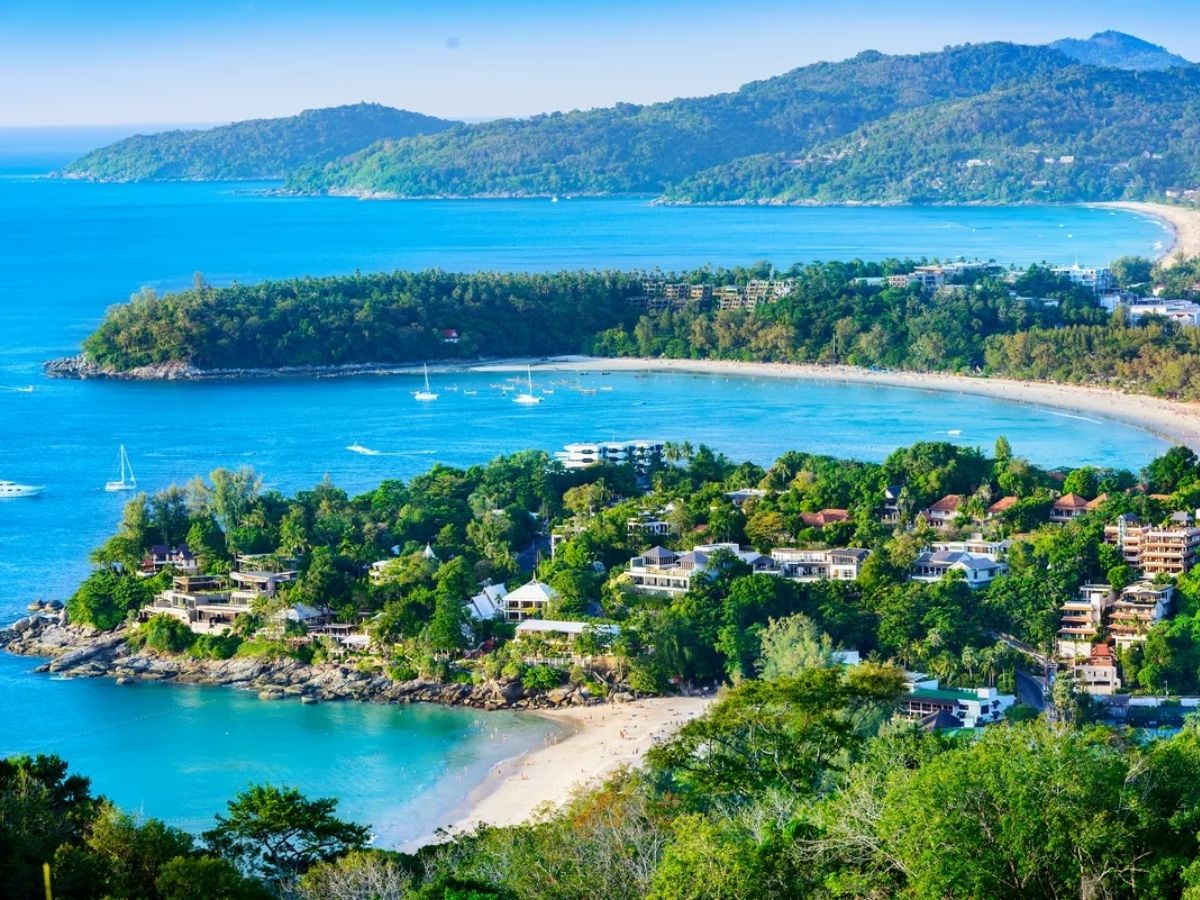 अपनी खूबसूरती के लिए मशहूर हैं ये खूबसूरत बीच, 2026 के लिए घूमने की बेस्ट जगह; नजारा देख रह जाएंगे दंग! - Photo Gallery