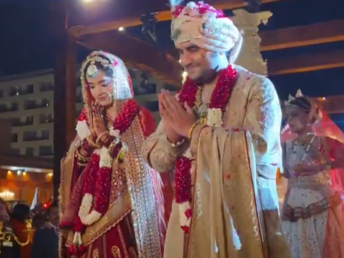 Indresh Maharaj Wedding: सुनहरे रंग की साड़ी में क्या खूब दिखीं इंद्रेश महाराज की पत्नी, यहां देखें शादी की खूबसूरत तस्वीरें - Photo Gallery