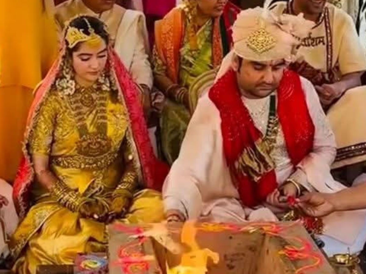 Indresh Maharaj Wedding: सुनहरे रंग की साड़ी में क्या खूब दिखीं इंद्रेश महाराज की पत्नी, यहां देखें शादी की खूबसूरत तस्वीरें - Photo Gallery