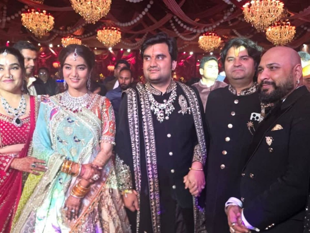 Indresh Maharaj Wedding: सुनहरे रंग की साड़ी में क्या खूब दिखीं इंद्रेश महाराज की पत्नी, यहां देखें शादी की खूबसूरत तस्वीरें - Photo Gallery