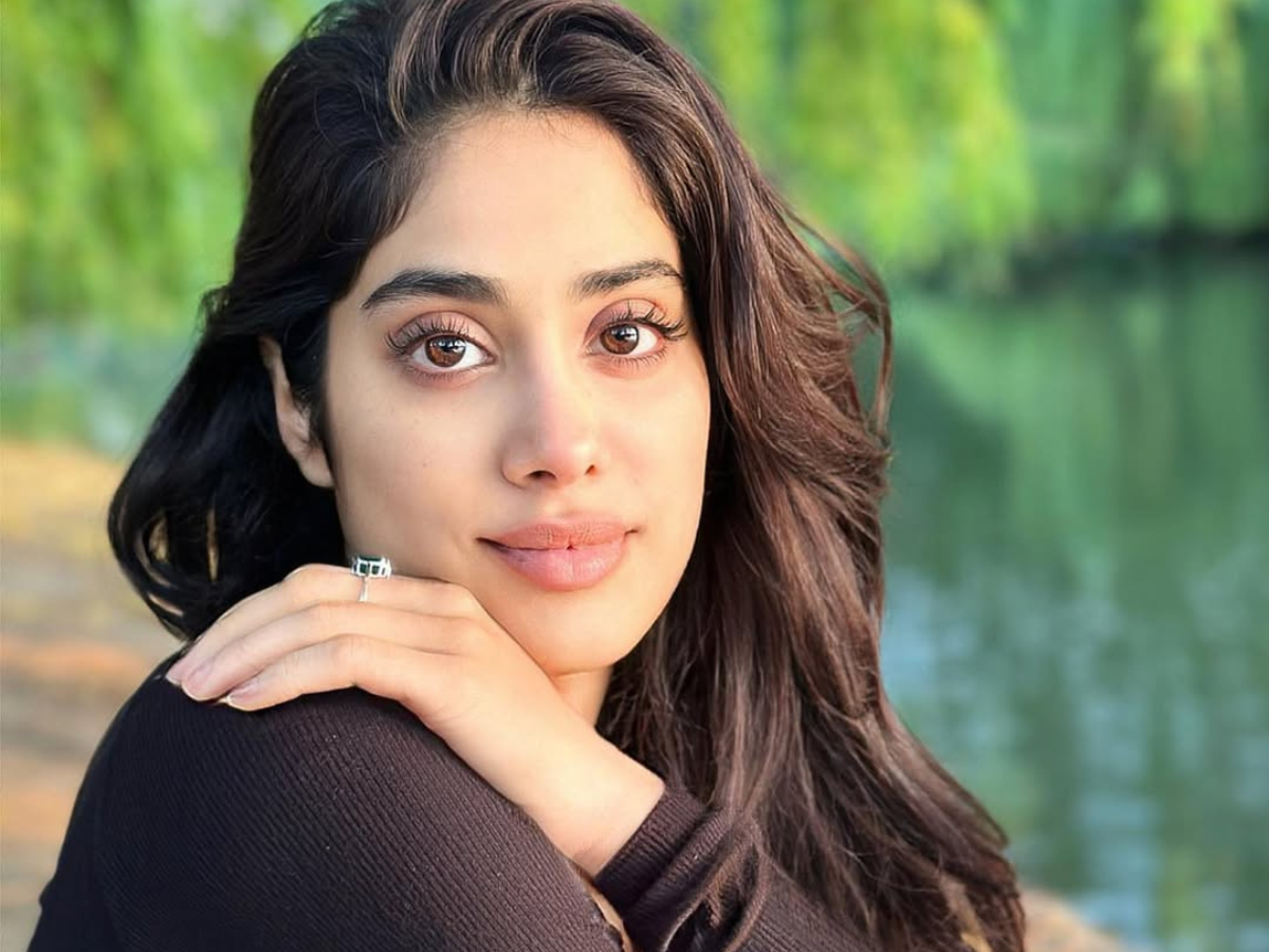 सर्दियों में दिखना है जाह्नवी कपूर जैसा स्टाइलिश? ट्राई करें ये 7 धांसू विंटर लुक्स! - Photo Gallery