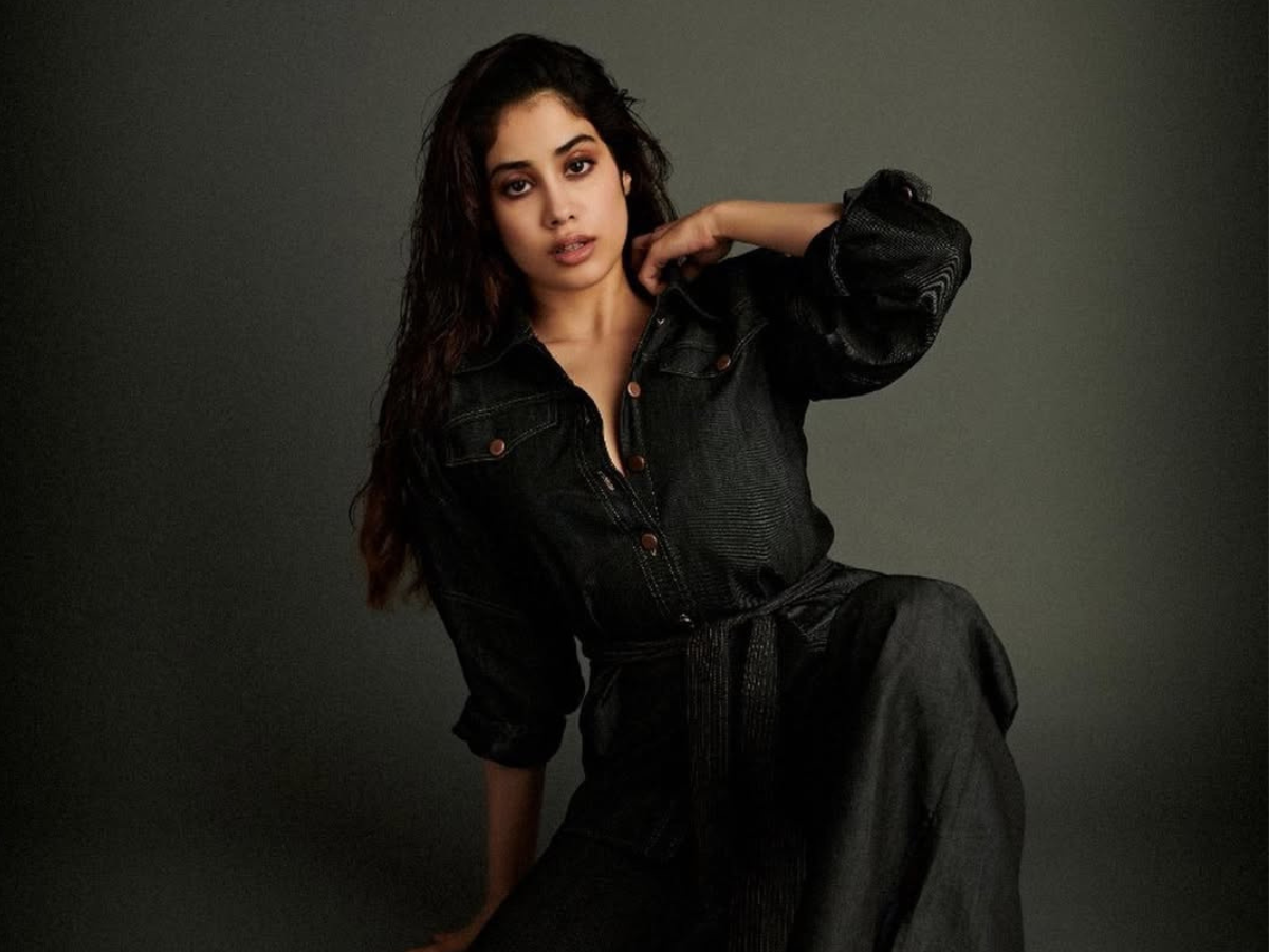 सर्दियों में दिखना है जाह्नवी कपूर जैसा स्टाइलिश? ट्राई करें ये 7 धांसू विंटर लुक्स! - Photo Gallery