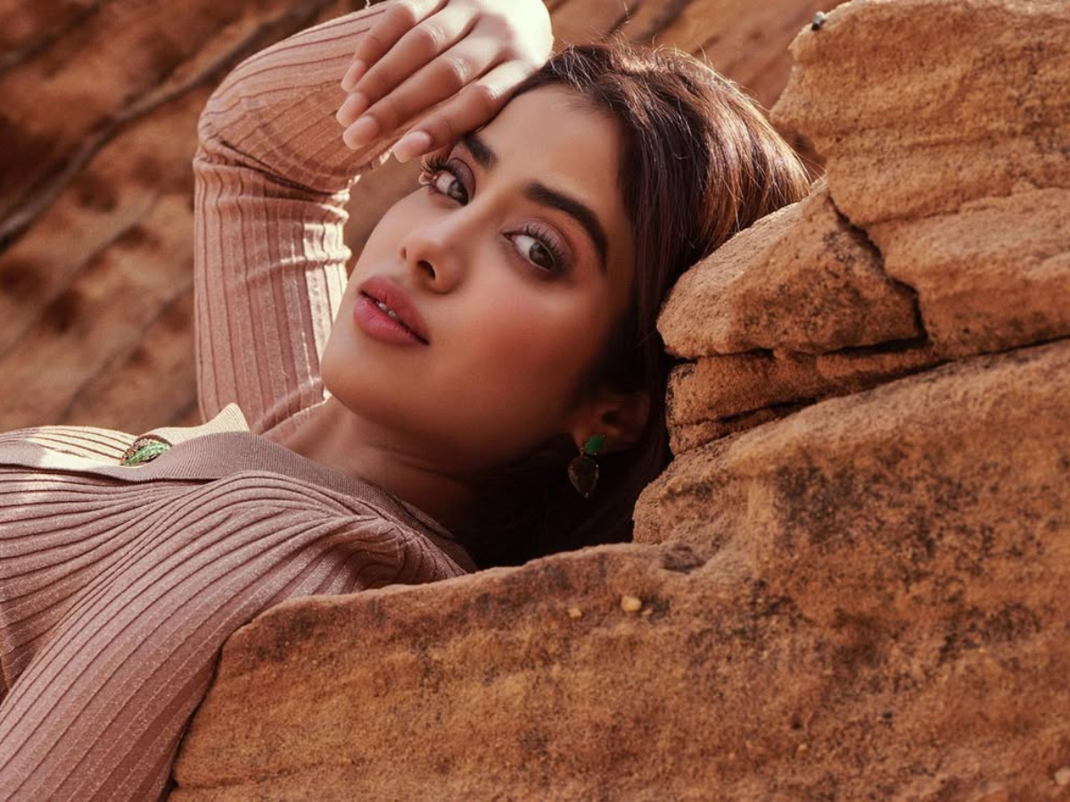 सर्दियों में दिखना है जाह्नवी कपूर जैसा स्टाइलिश? ट्राई करें ये 7 धांसू विंटर लुक्स! - Photo Gallery