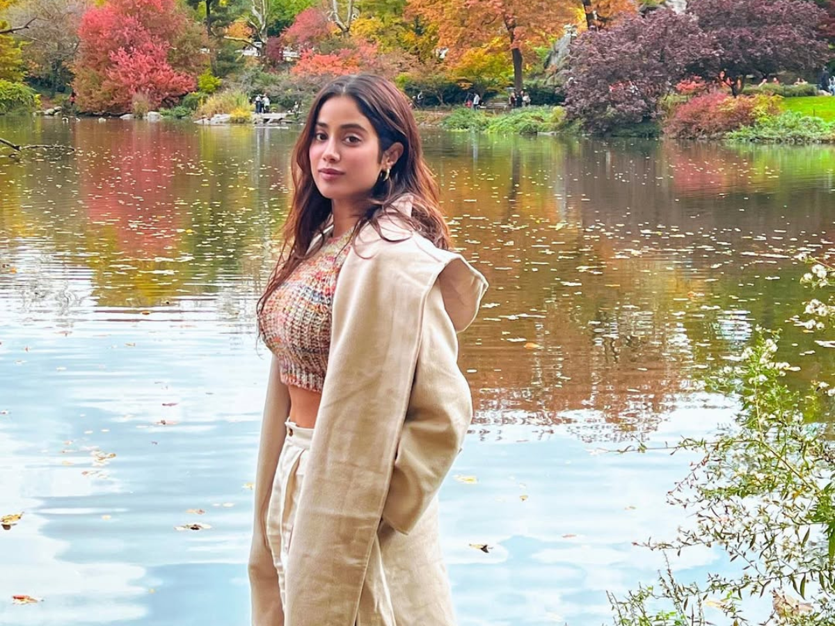 सर्दियों में दिखना है जाह्नवी कपूर जैसा स्टाइलिश? ट्राई करें ये 7 धांसू विंटर लुक्स! - Photo Gallery