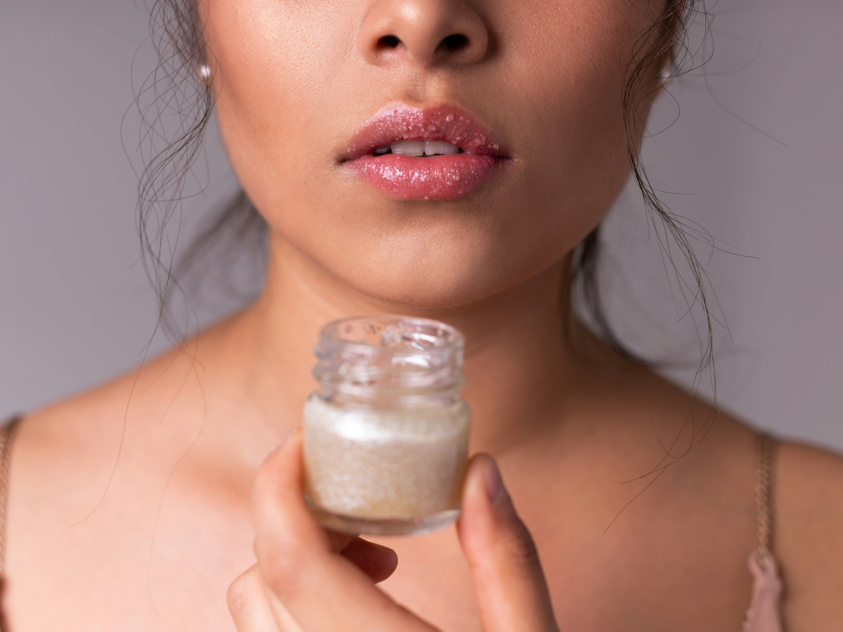 फटे होंठों से हैं परेशान? बस ये 2 मिनट का रूटीन देगा आपको ‘परफेक्ट पाउट’! - Photo Gallery