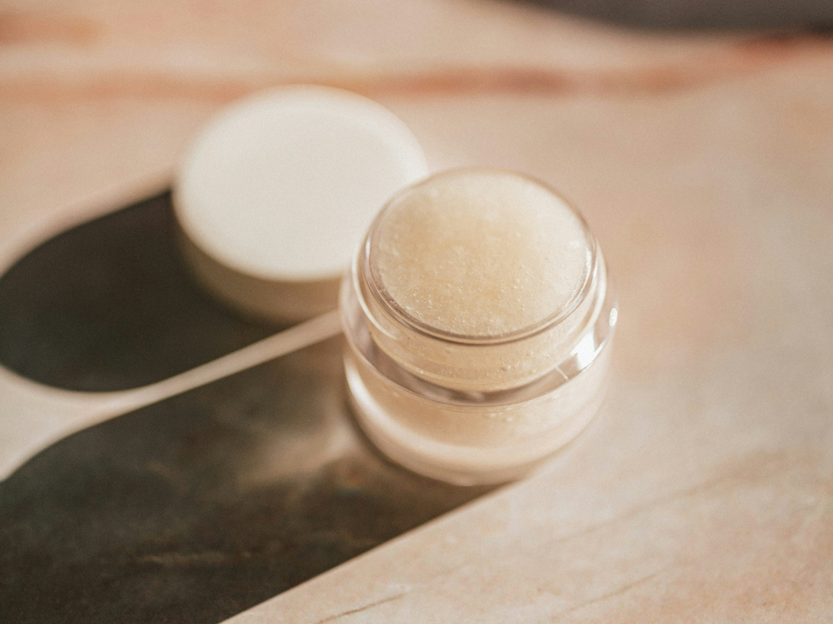 फटे होंठों से हैं परेशान? बस ये 2 मिनट का रूटीन देगा आपको ‘परफेक्ट पाउट’! - Photo Gallery