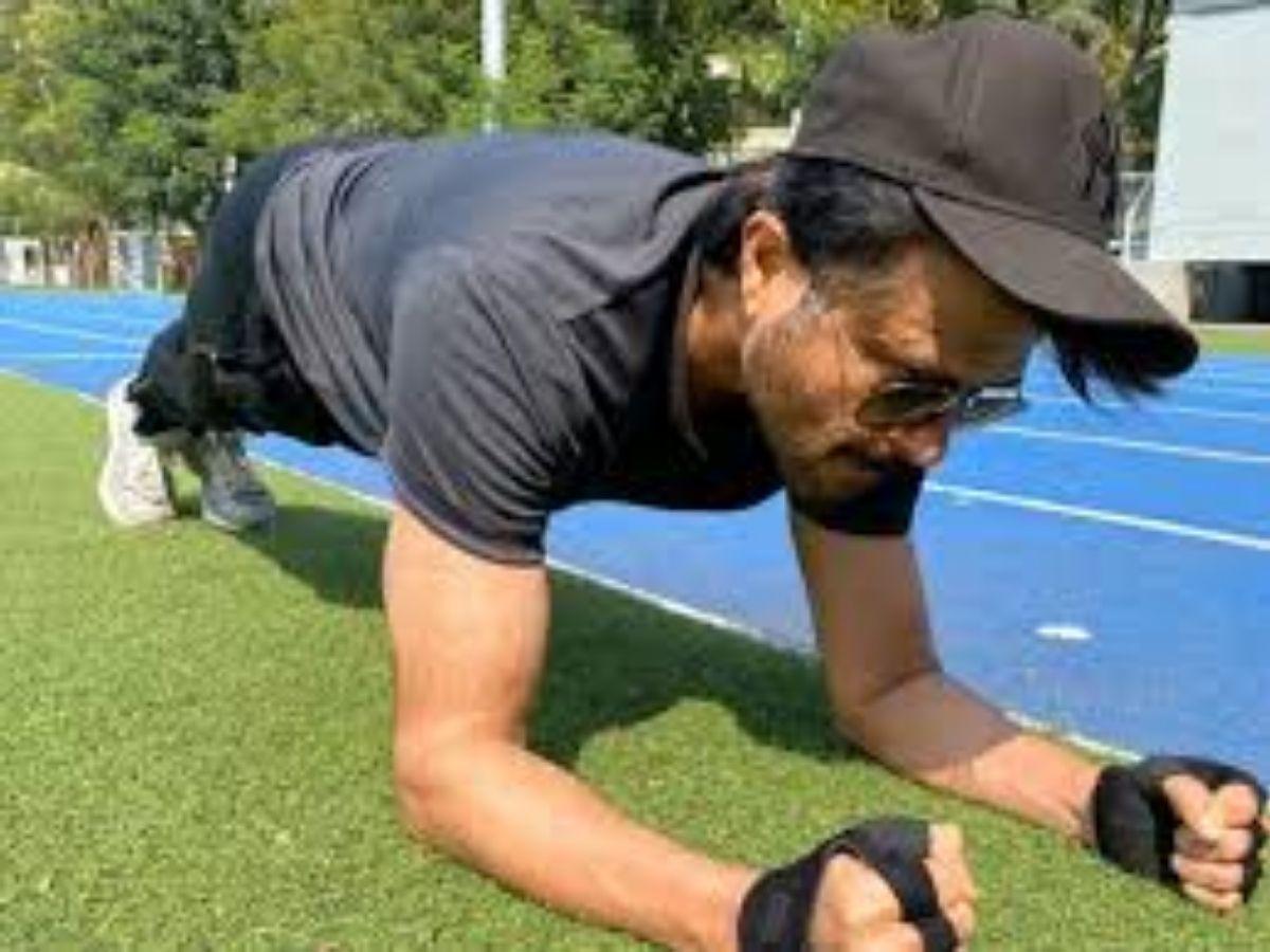 60 की उम्र पार कर चुके हैं ये सितारे, फिर भी फिटनेस के मामले में यूथ को देते हैं टक्कर - Photo Gallery