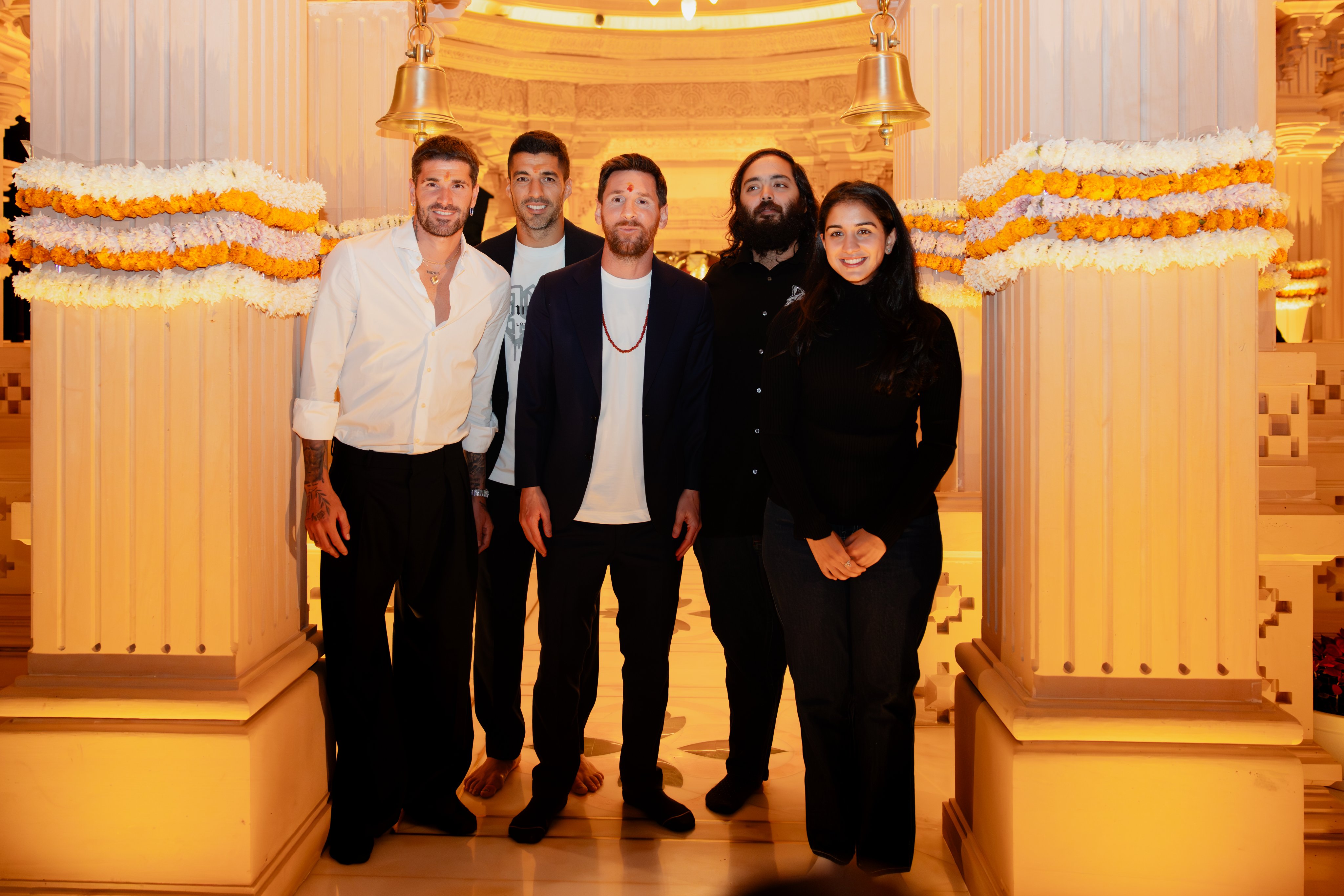 फुटबॉल किंग लियोनेल मेसी पहुंचे अनंत अंबानी के वनतारा, भगवान की पूजा कर लिया आशीर्वाद - Photo Gallery