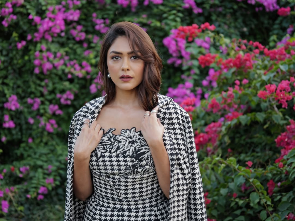 पार्टी में दिखना है सबसे अलग? मृणाल ठाकुर के इन 7 लुक्स से लें इंस्पिरेशन - Photo Gallery