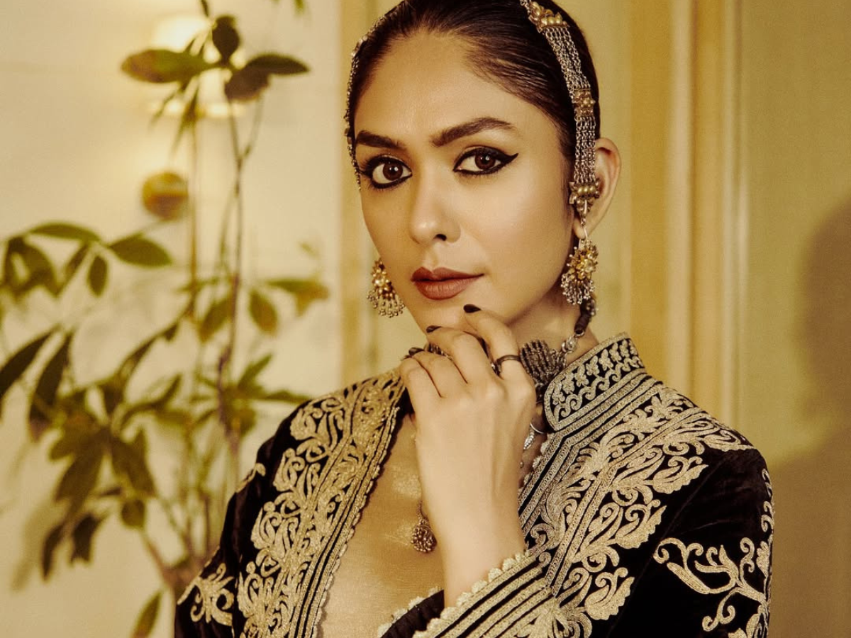 पार्टी में दिखना है सबसे अलग? मृणाल ठाकुर के इन 7 लुक्स से लें इंस्पिरेशन - Photo Gallery