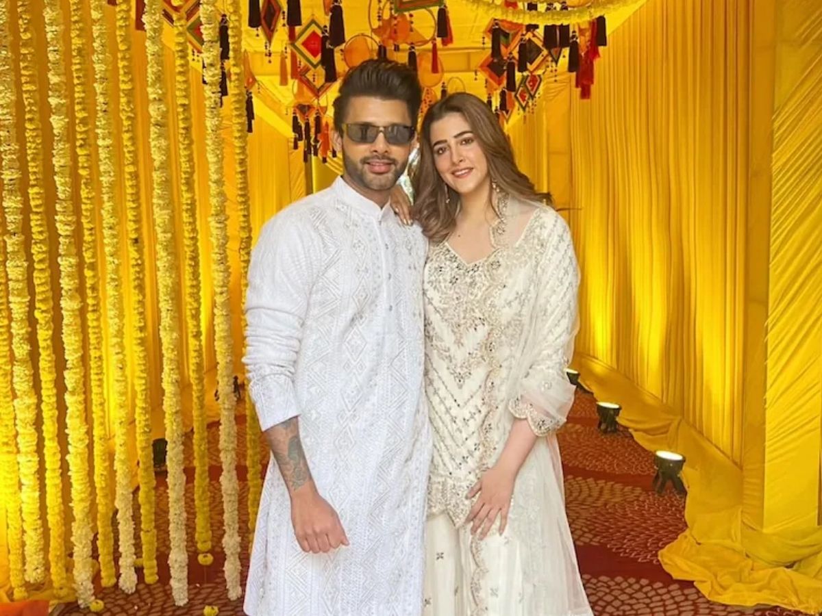 कृति सेनन के घर गूंजेगी शादी की शहनाई, इस सिंगर से शादी करने जा रही नूपुर; इस दिन लेंगी सात फेरे - Photo Gallery