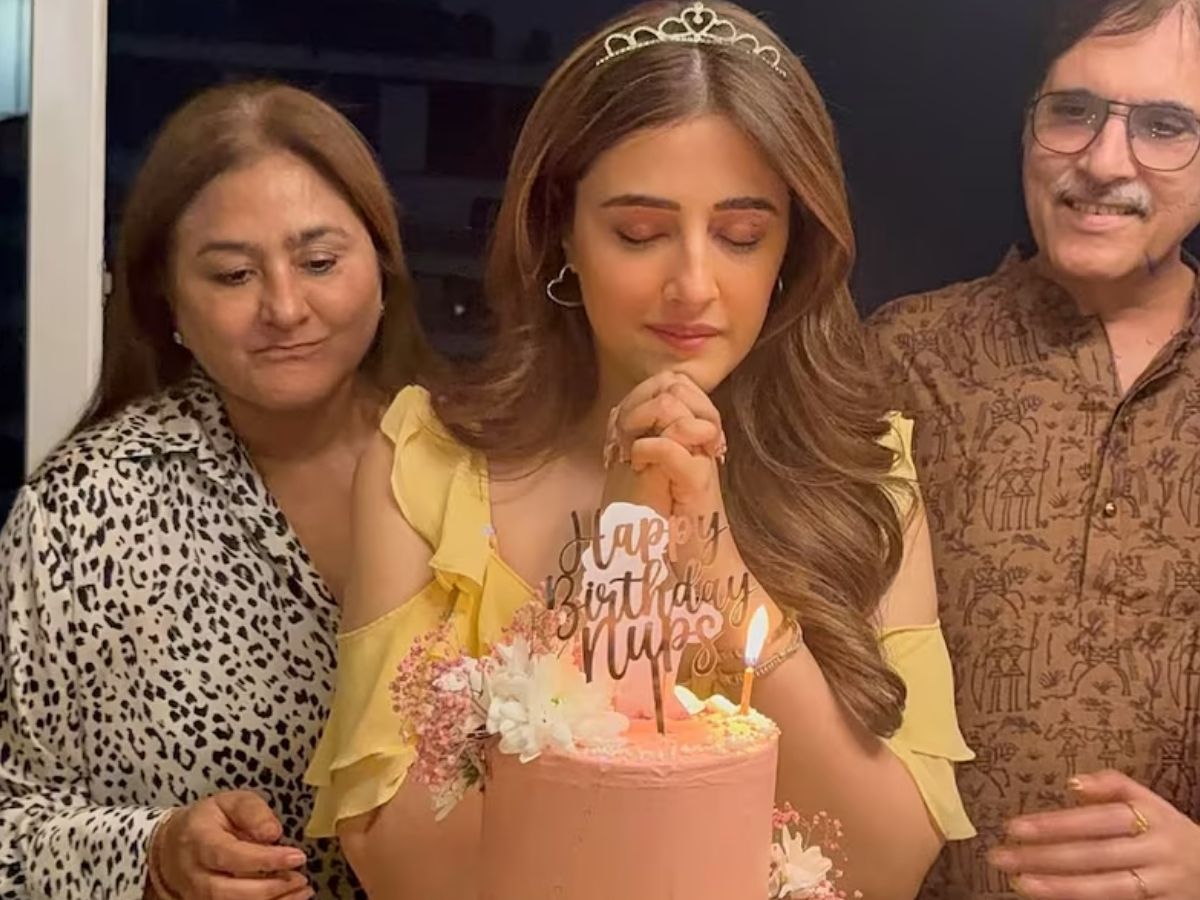 कृति सेनन के घर गूंजेगी शादी की शहनाई, इस सिंगर से शादी करने जा रही नूपुर; इस दिन लेंगी सात फेरे - Photo Gallery