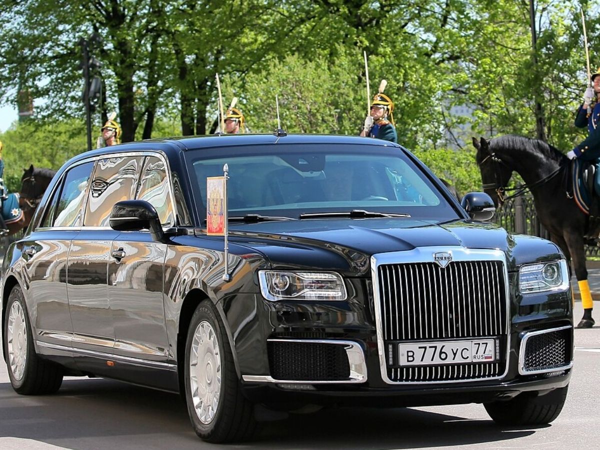 Vladimir Putin Car: पुतिन की जादुई कार! पानी में जाते ही बन जाती है ‘सबमरीन’, ऑरस सीनेट की खासियत जान रह जाएंगे दंग - Photo Gallery