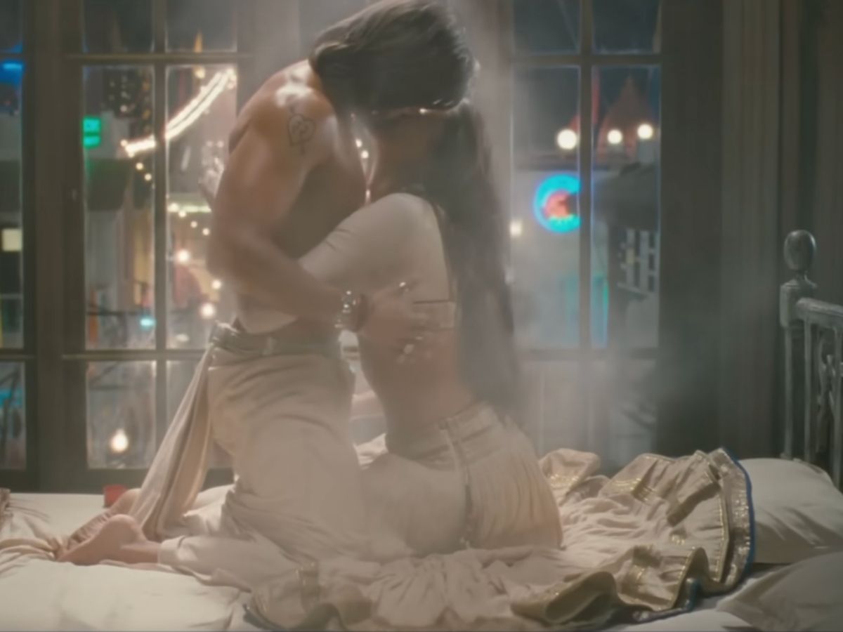 Ranveer and Deepika romantic scene - Photo Gallery