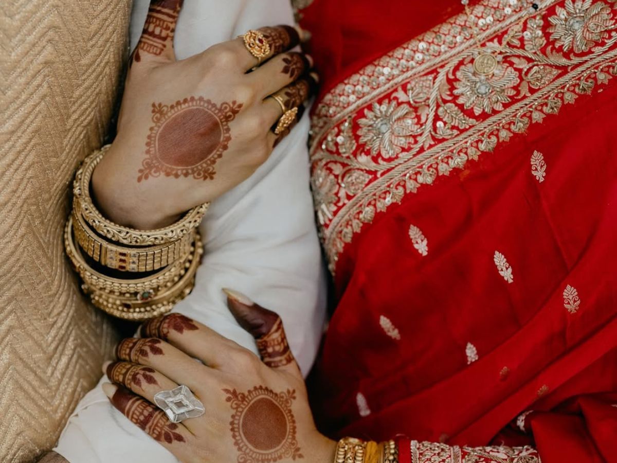 बालों में गजरा, लाल साड़ी पहन दुल्हनिया बनीं Samantha Ruth Prabhu, वेडिंग फोटोज की शेयर - Photo Gallery