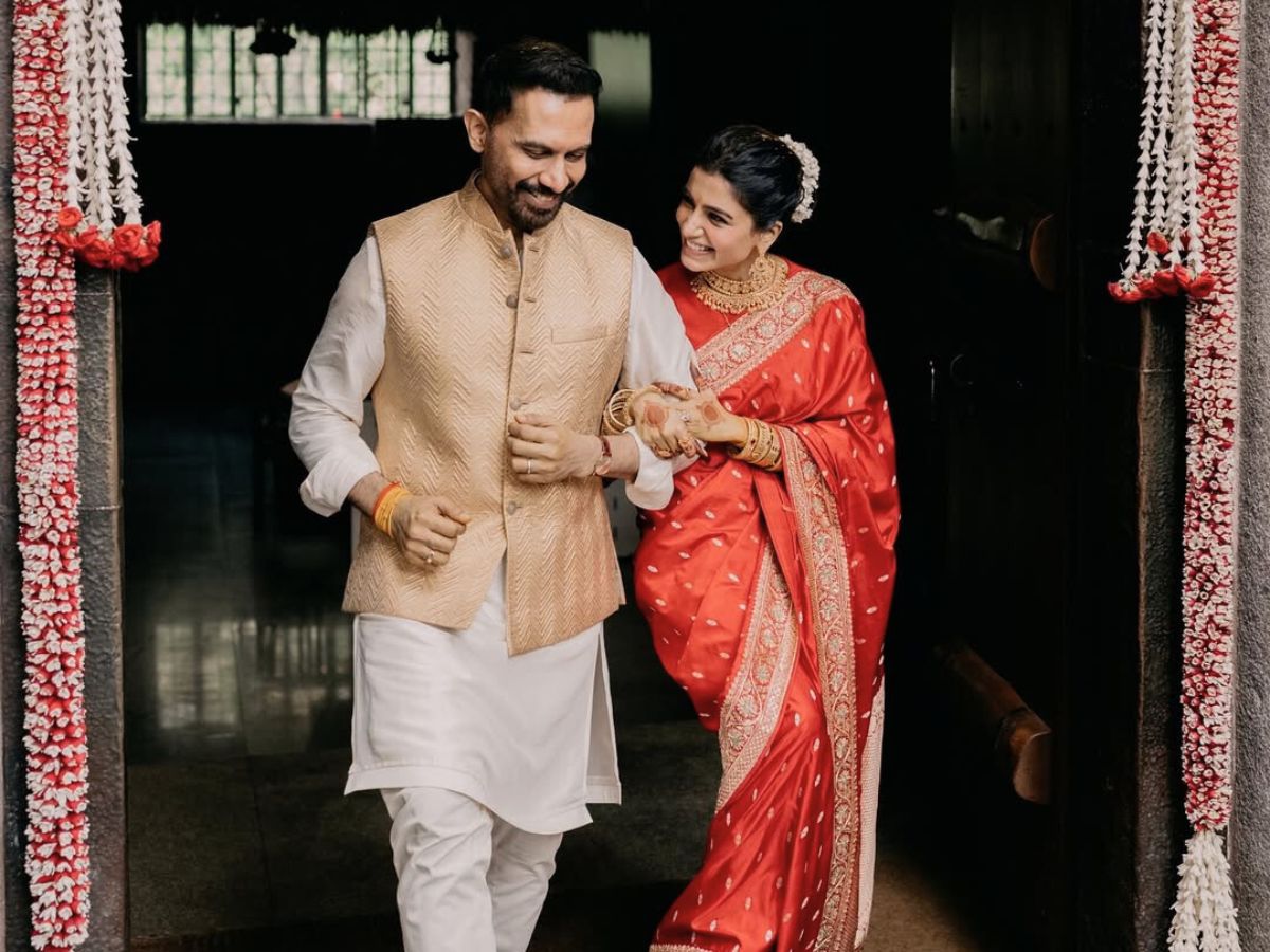 बालों में गजरा, लाल साड़ी पहन दुल्हनिया बनीं Samantha Ruth Prabhu, वेडिंग फोटोज की शेयर - Photo Gallery