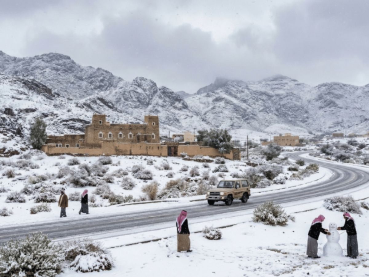 Saudi Arabia Snowfall: सऊदी अरब में बर्फबारी! 30 साल बाद दिखा कुदरत का करिश्मा, यहां देखें खूबसूरत तस्वीरें - Photo Gallery