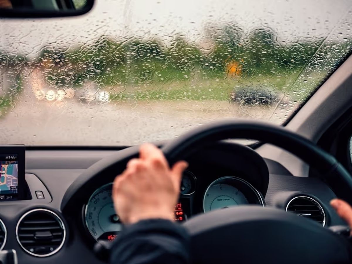 Hacks To Clear Mist: सर्दियों में विंडस्क्रीन पर कैसे हटाएं Fog? यहां जानें 5 सबसे सरल उपाय - Photo Gallery