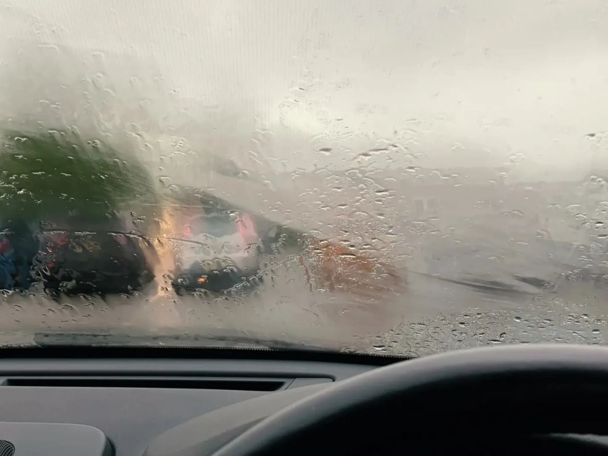 Hacks To Clear Mist: सर्दियों में विंडस्क्रीन पर कैसे हटाएं Fog? यहां जानें 5 सबसे सरल उपाय - Photo Gallery