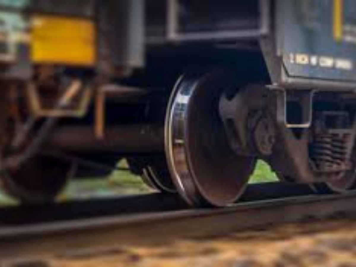 पहलवानों की हवा टाइट कर देगा ट्रेन के पहिए का वजन, 5 आदमी मिलकर भी नहीं उठा पाएं… जानकर कांप जाएगी रूह! - Photo Gallery