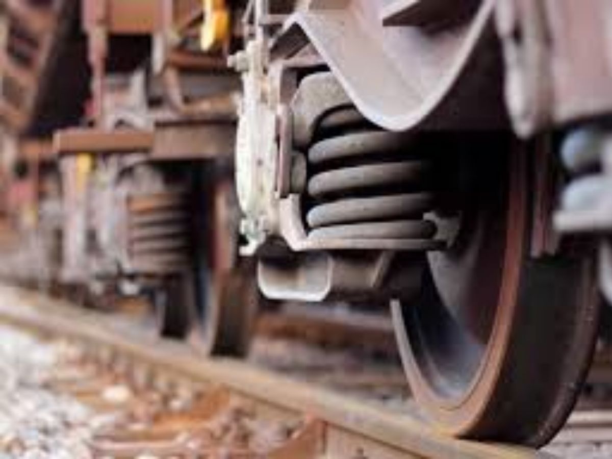 पहलवानों की हवा टाइट कर देगा ट्रेन के पहिए का वजन, 5 आदमी मिलकर भी नहीं उठा पाएं… जानकर कांप जाएगी रूह! - Photo Gallery