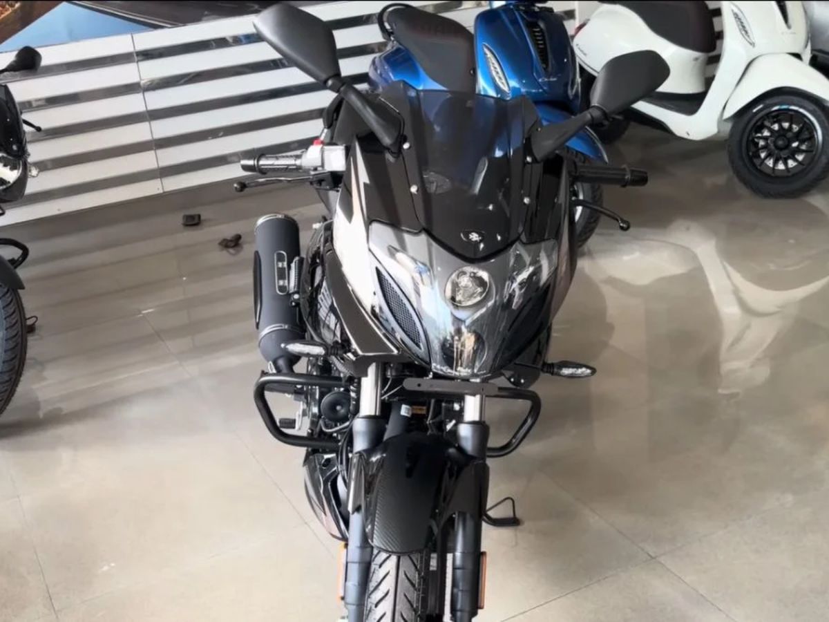 Bajaj Pulsar 220F - Photo Gallery