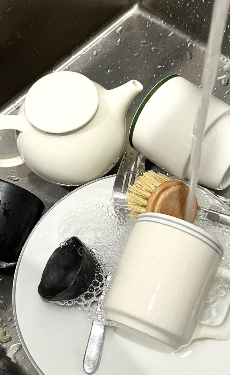 Winter Kitchen Tips: ठंड के मौसम में बर्तन धोते समय हाथ हो जाते हैं सुन्न, जानें इससे छुटकारा पाने के आसान टिप्स और ट्रिक्स - Photo Gallery