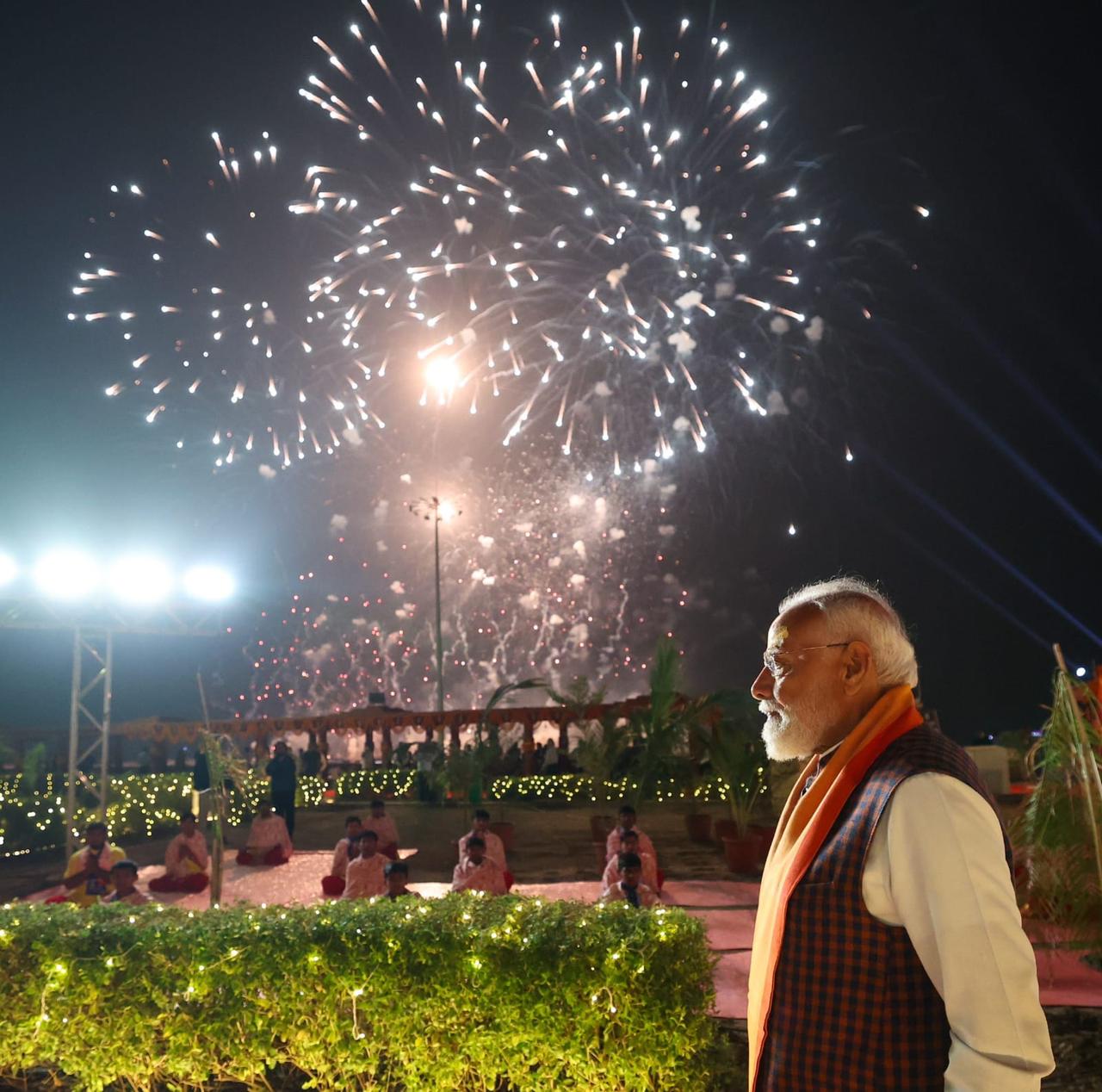 सोमनाथ पहुंचे पीएम मोदी, मंदिर में की महाआरती; यहां देखें कुछ बेहतरीन तस्वीरें - Photo Gallery