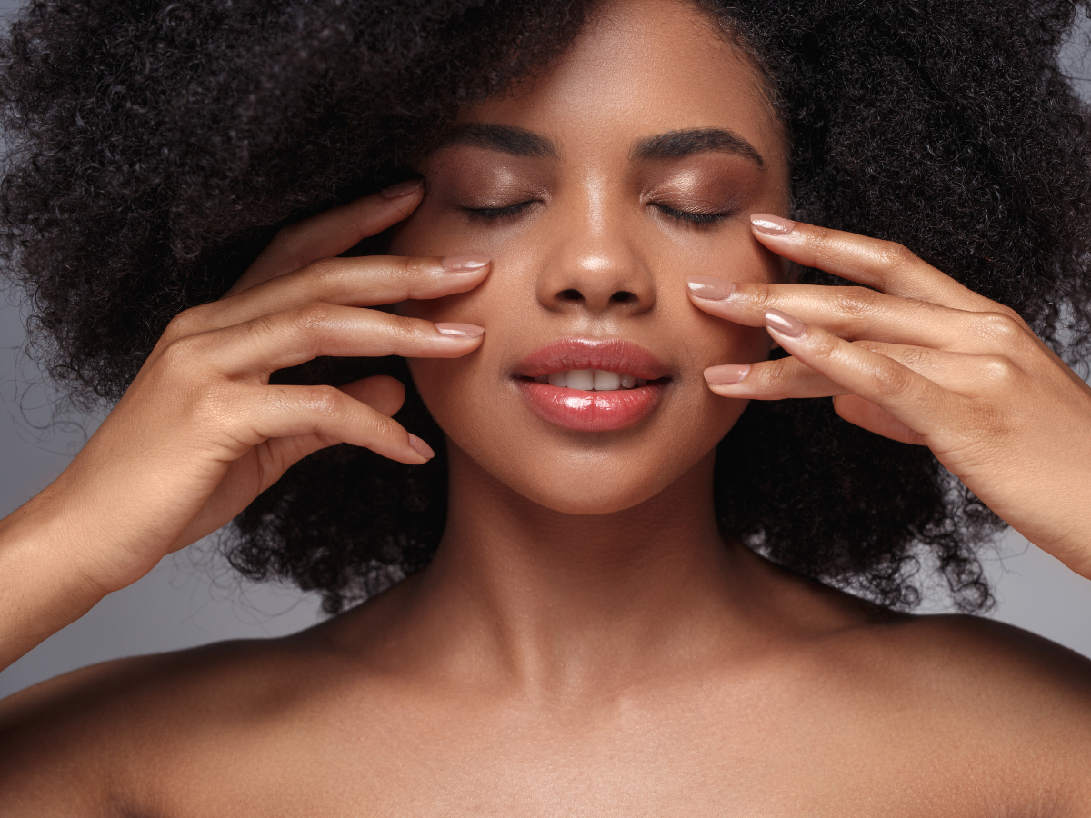 अपनी स्किन के साथ ऐसा करना बंद करें, डर्मेटोलॉजिस्ट से समझें 3 बड़े स्किनकेयर रेड फ्लैग - Photo Gallery