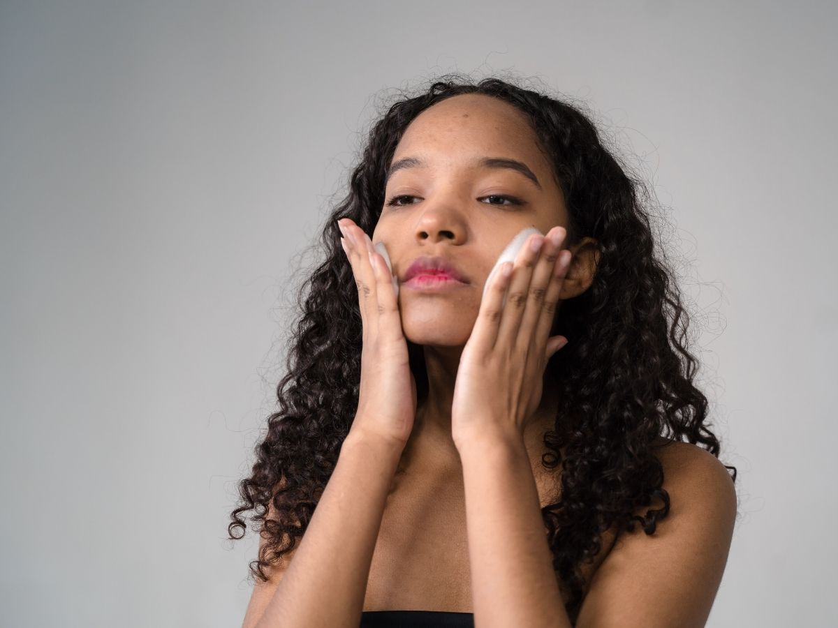 अपनी स्किन के साथ ऐसा करना बंद करें, डर्मेटोलॉजिस्ट से समझें 3 बड़े स्किनकेयर रेड फ्लैग - Photo Gallery