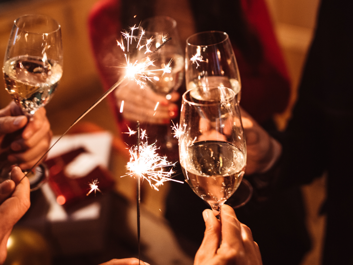 New Year 2026: जश्न में छलके जाम, दिल्ली से यूपी तक रिकॉर्डतोड़ शराब बिक्री; जानें बिक्री के मामले में कौन-सा राज्य रहा टॉप पर? - Photo Gallery