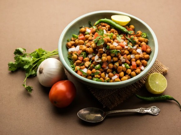 lifestyle-news-nutritionist-decodes-five-smart-street-food-pairing-which-helps-to-boost-your-health काला चना चाट और नींबू