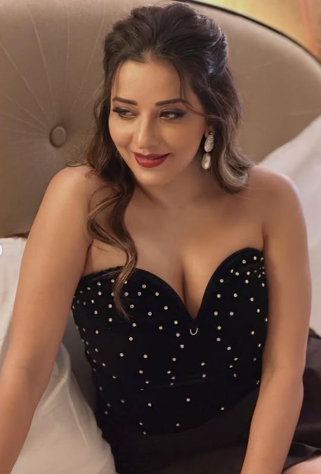 bihar-entertainmemt-news-bhojpuri-actress-monalisa-bold-and-glamourous-looks-rises-internet-temperature Off shoulder sweetheart neck top/Picture Source: Instagram