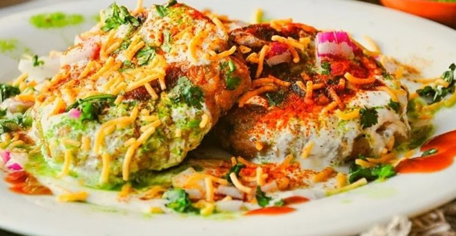 lifestyle-news-nutritionist-decodes-five-smart-street-food-pairing-which-helps-to-boost-your-health आलू टिक्की और गाढ़ा दही