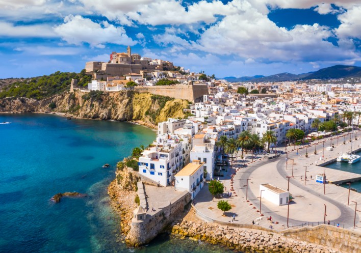 travel-news-destinations-which-are-made-for-pure-and-unfiltered-desire-read-the-full-article-given-below इबीसा और म्यकोनोस