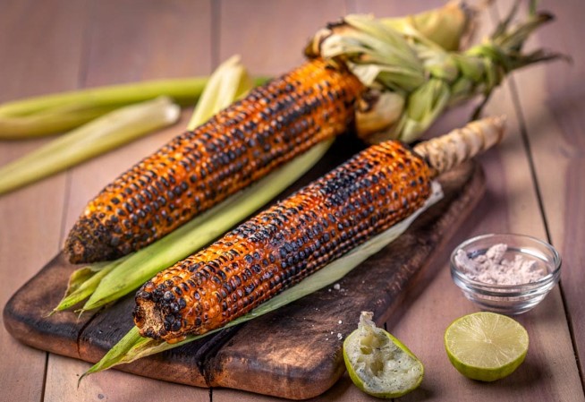 lifestyle-news-nutritionist-decodes-five-smart-street-food-pairing-which-helps-to-boost-your-health भुट्टा (कॉर्न) और नींबू-मसाला
