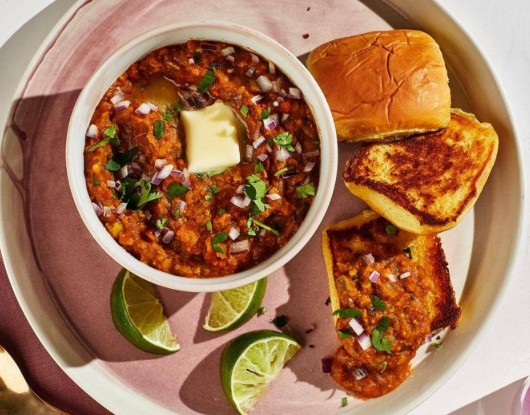 lifestyle-news-nutritionist-decodes-five-smart-street-food-pairing-which-helps-to-boost-your-health पाव भाजी और मक्खन-कटा हुआ प्याज