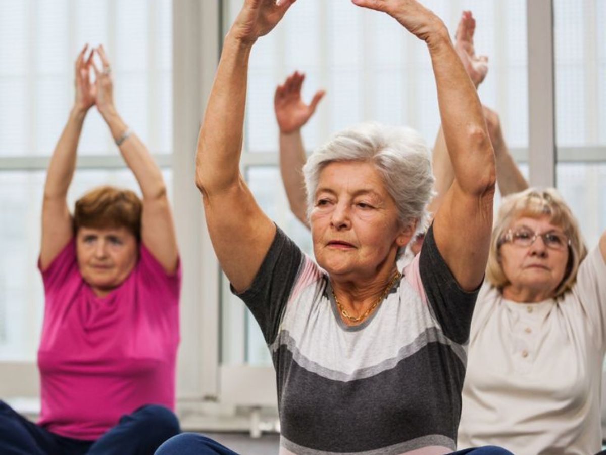 Health Tips: उम्र हो गई है 60 के पार तो अपनी जिंदगी में करें यह बदलाव, जल्दी उठना बेहतर या ज्यादा सोना? - Photo Gallery