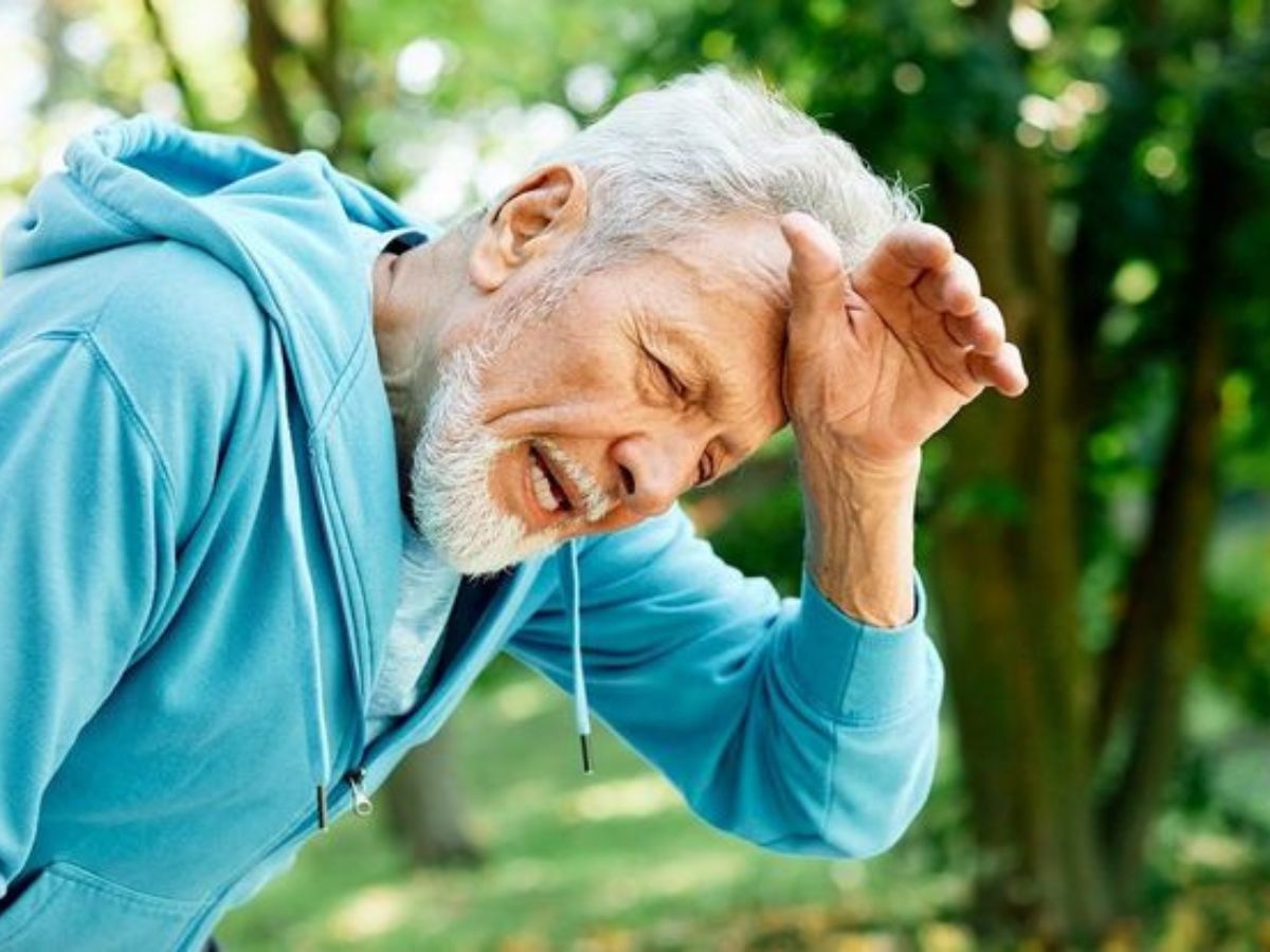 Health Tips: उम्र हो गई है 60 के पार तो अपनी जिंदगी में करें यह बदलाव, जल्दी उठना बेहतर या ज्यादा सोना? - Photo Gallery