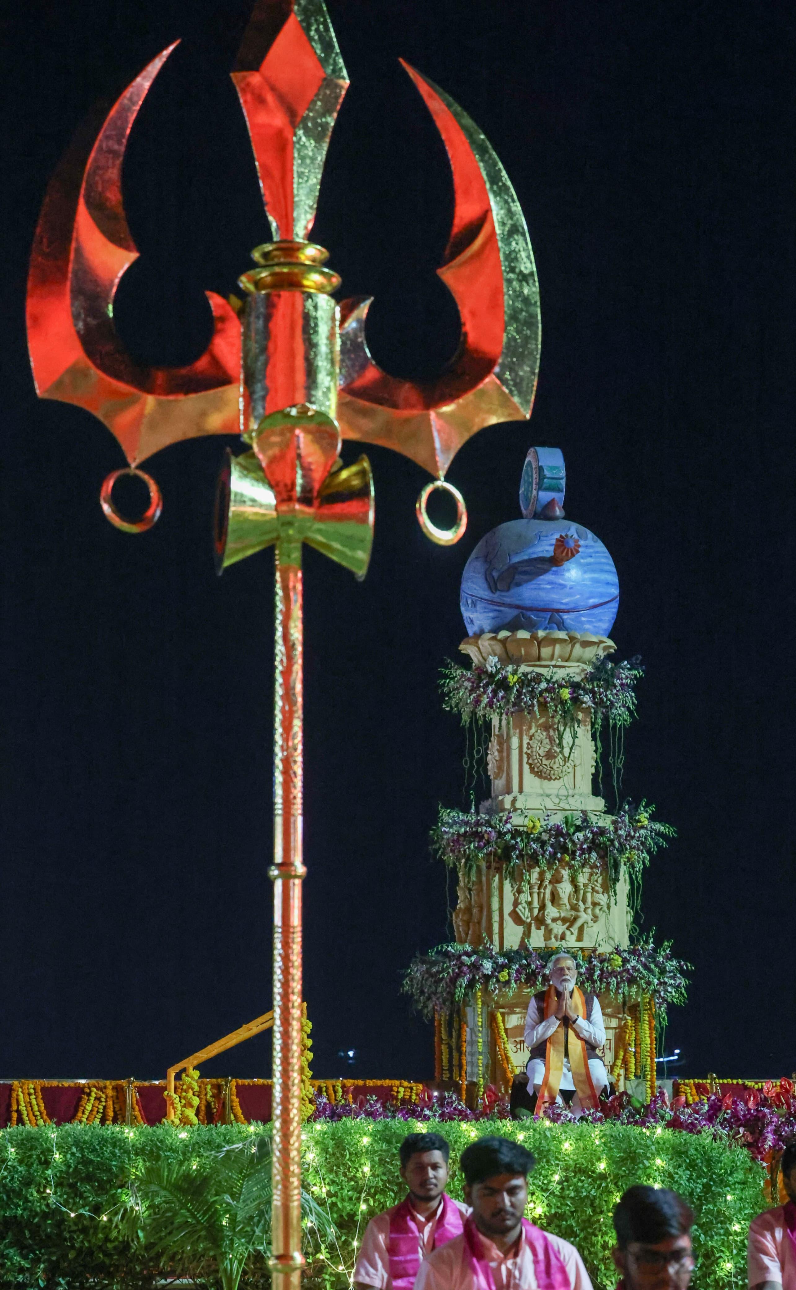 सोमनाथ पहुंचे पीएम मोदी, मंदिर में की महाआरती; यहां देखें कुछ बेहतरीन तस्वीरें - Photo Gallery