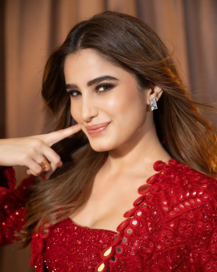 Rasha Thadani: मां रवीना की हूबहू झलक! बॉलीवुड में एंट्री करते ही छाईं राशा थडानी, कौन-सी फिल्में हैं लाइन में? - Photo Gallery