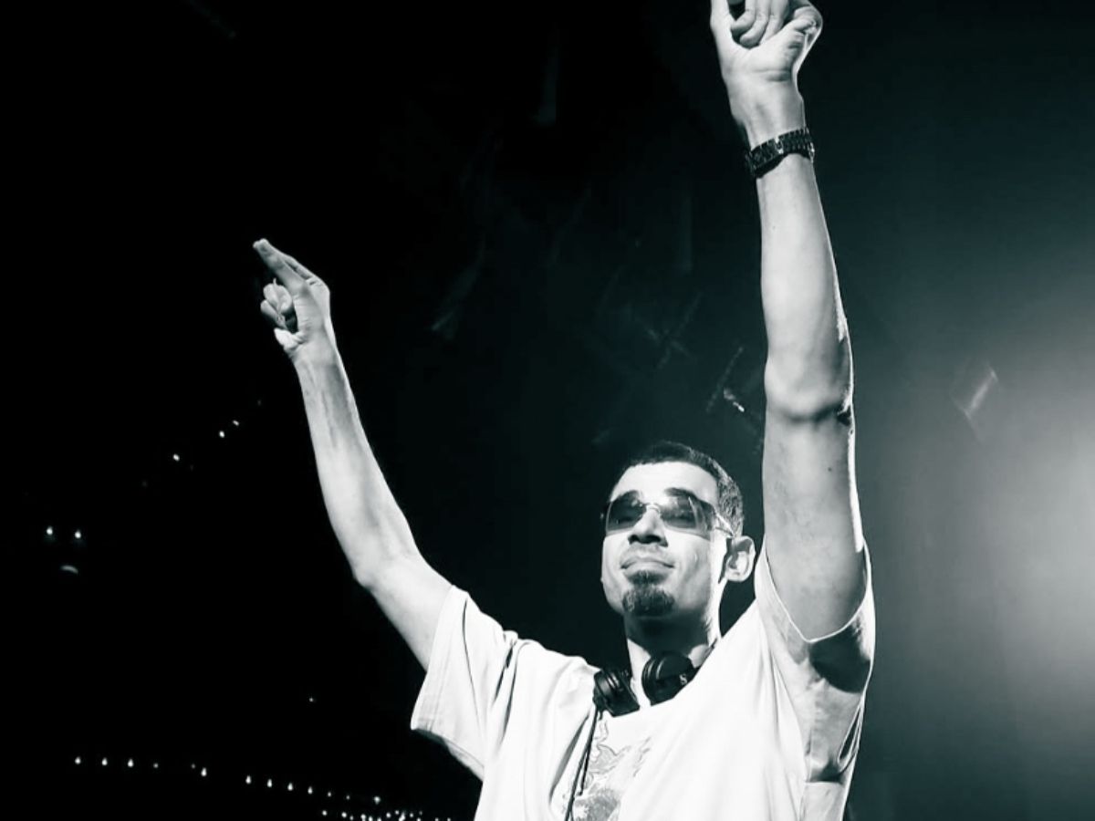 A longterm deal - Photo Gallery