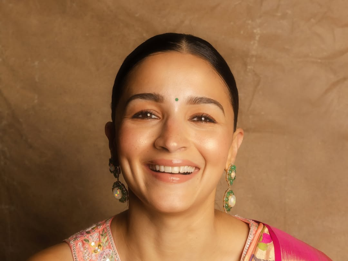 आलिया भट्ट से लेकर दीपिका पादुकोण तक: आखिर क्यों इन हसीनाओं के सिर चढ़कर बोल रहा है ‘नो-मेकअप’ लुक का जादू? - Photo Gallery